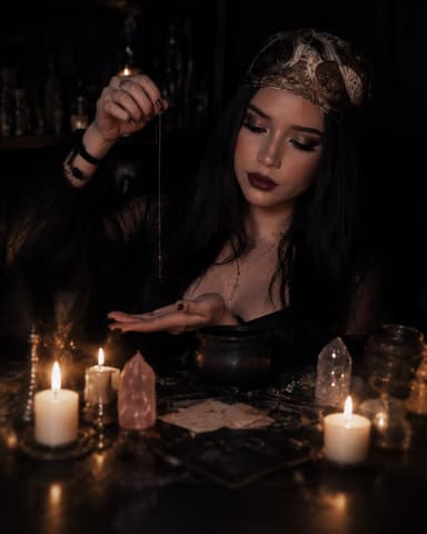 Circe en su altar con su libro de rituales